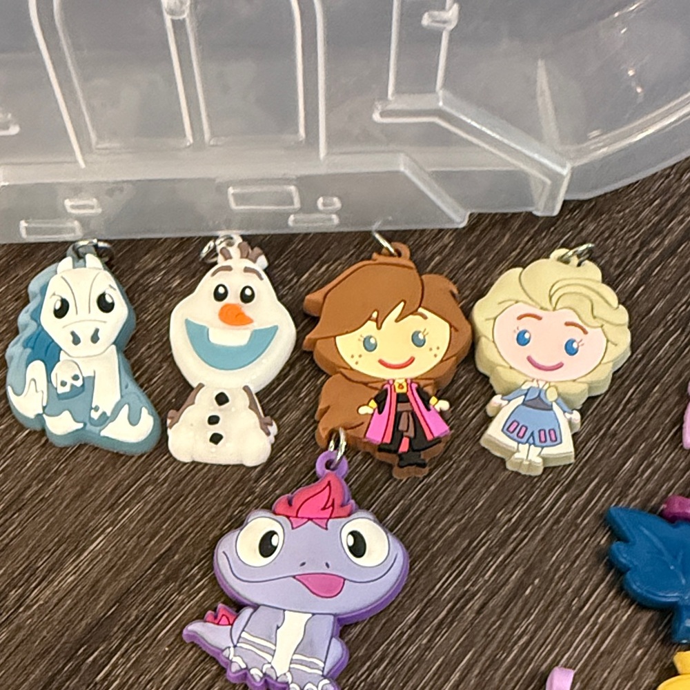 Disney Frozen Castle Bead Set - 5 Character Charms - Carrying Case - Picture 2 of 9